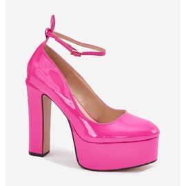 Pompes peintes sur un poteau élevé et une plate-forme rose 1 Pompes peintes sur un poteau élevé et une plate-forme rose 1