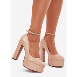 Pompes peintes sur un poteau élevé et une plate-forme beige 1 Pompes peintes sur un poteau élevé et une plate-forme beige 1