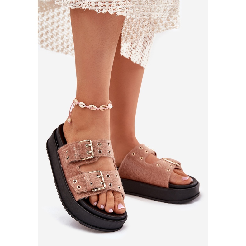 Les tongs pour femmes avec des boucles dorées sur la plate-forme beige rose 1 Les tongs pour femmes avec des boucles dorées sur la plate-forme beige rose 1