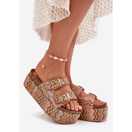 Slippers pour femmes sur une plate-forme massive avec des boucles de tresse et multicolore beige 1 Slippers pour femmes sur une plate-forme massive avec des boucles de tresse et multicolore beige 1