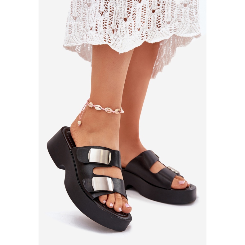 Les tongs pour femmes avec des rayures en cuir écologique noires 1