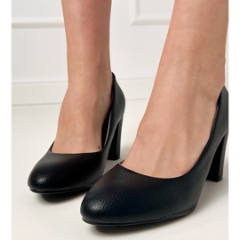 Pompes classiques noires sur le post le noir 3