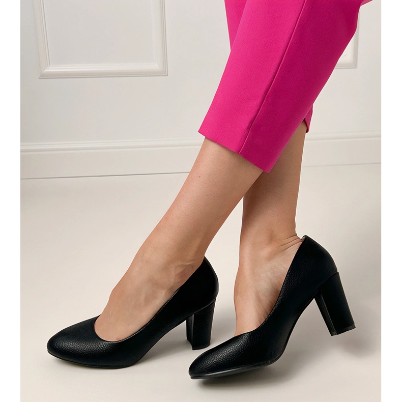 Pompes classiques noires sur le post le noir 1 Pompes classiques noires sur le post le noir 1