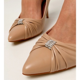 Pompes classiques beige sur une épingle avec zircons 4