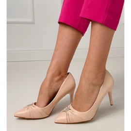Pompes classiques beige sur une épingle avec zircons 1