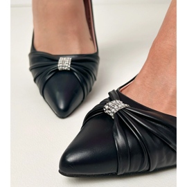 Pompes classiques noires sur une épingle avec zircons le noir 2