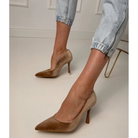 Velor beige pompe sur un talon haut 1