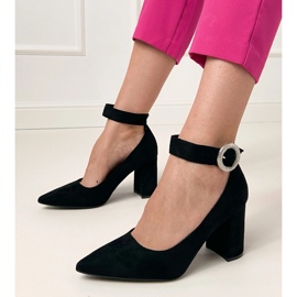 Pompes noires sur le poteau avec une boucle et des zircons le noir 1