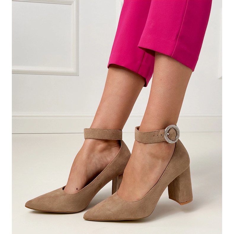 Pompes beige sur le poteau avec une boucle et des zircons 2 Pompes beige sur le poteau avec une boucle et des zircons 2