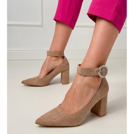 Pompes beige sur le poteau avec une boucle et des zircons 1 Pompes beige sur le poteau avec une boucle et des zircons 1