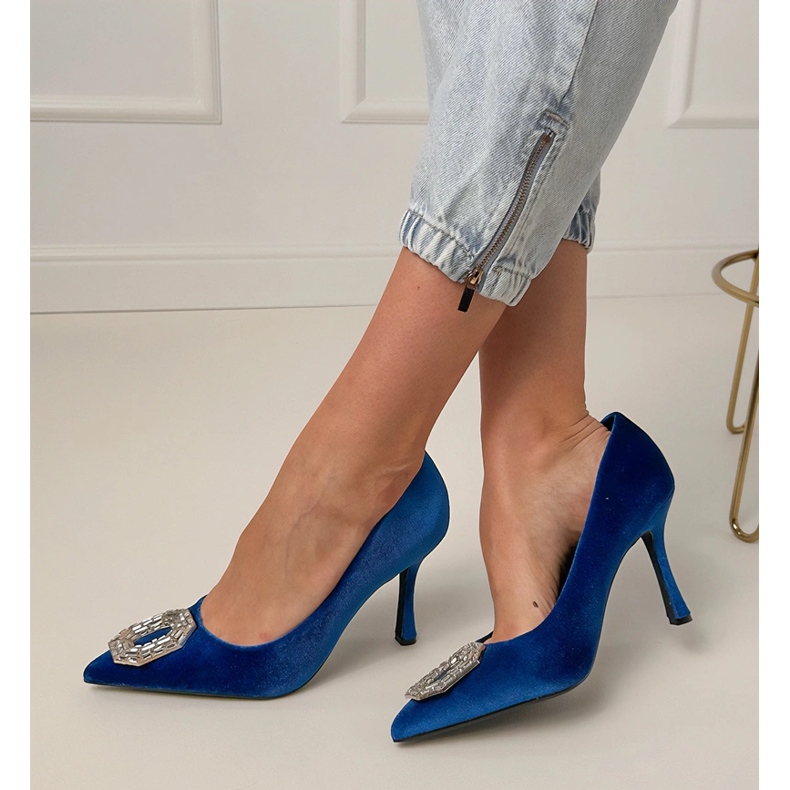 Pompes bleues marines sur une épingle avec zircons 1