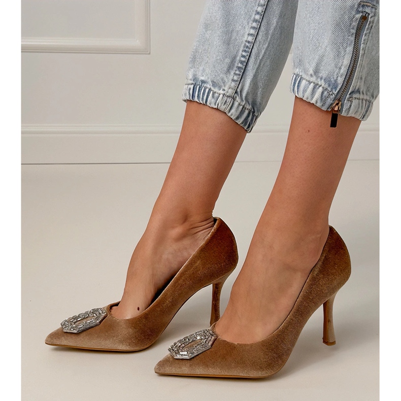 Pompes beige sur une épingle avec zircons 2