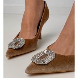 Pompes beige sur une épingle avec zircons 4