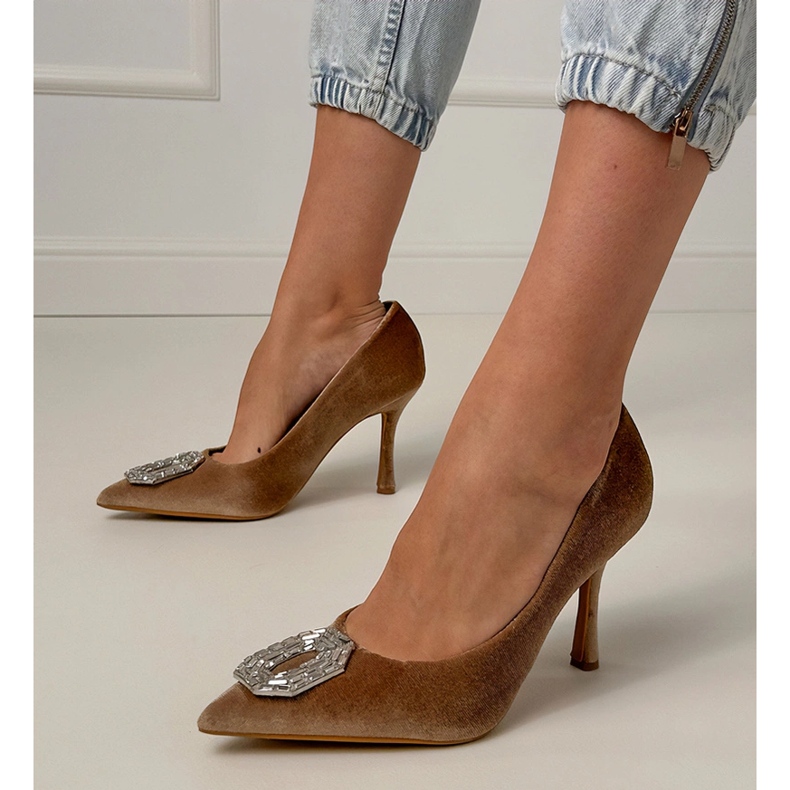 Pompes beige sur une épingle avec zircons 1