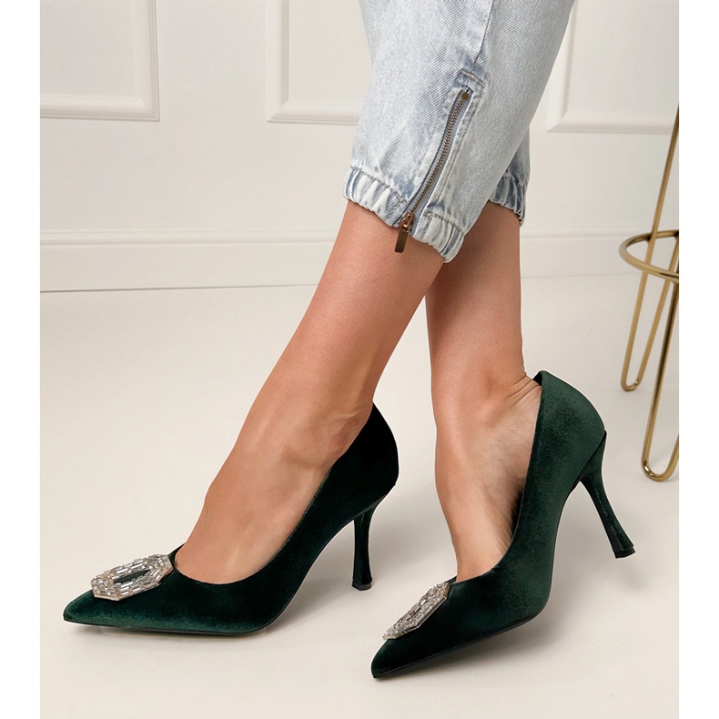 Pompes vertes sur une épingle avec zircons 1