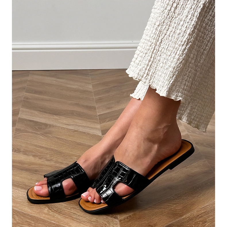 Les tongs plats noirs avec pressage 1