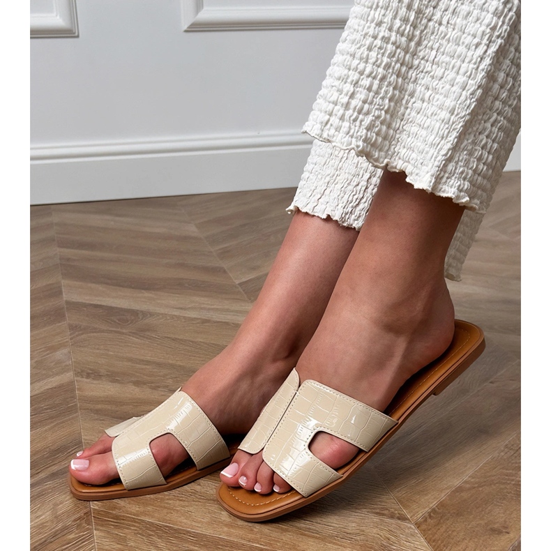 Rabats beige sur une semelle plate avec pressant 1