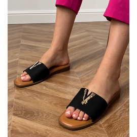 Les tongs noirs avec une décoration dorée 1