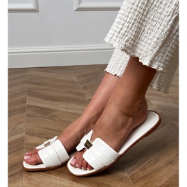 Les tongs des femmes blanches avec un ornement sur la ceinture 2