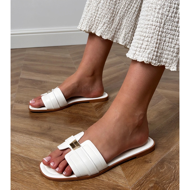 Les tongs des femmes blanches avec un ornement sur la ceinture 1