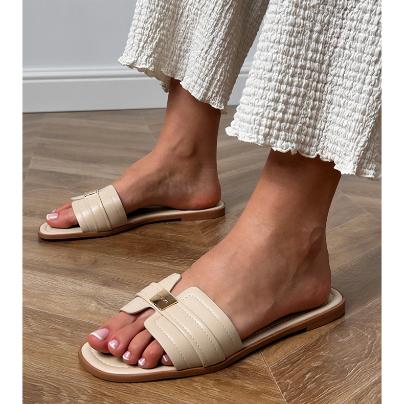 Les tongs des femmes beige avec un ornement sur la ceinture 1