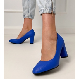 Pompes bleues classiques sur le post 2