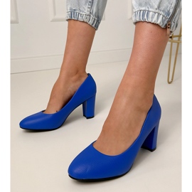 Pompes bleues classiques sur le post 1
