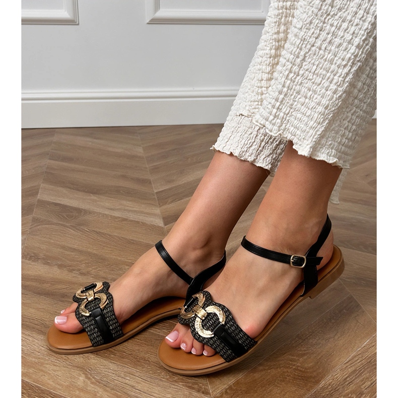 Sandales plates noires avec une décoration dorée le noir 1