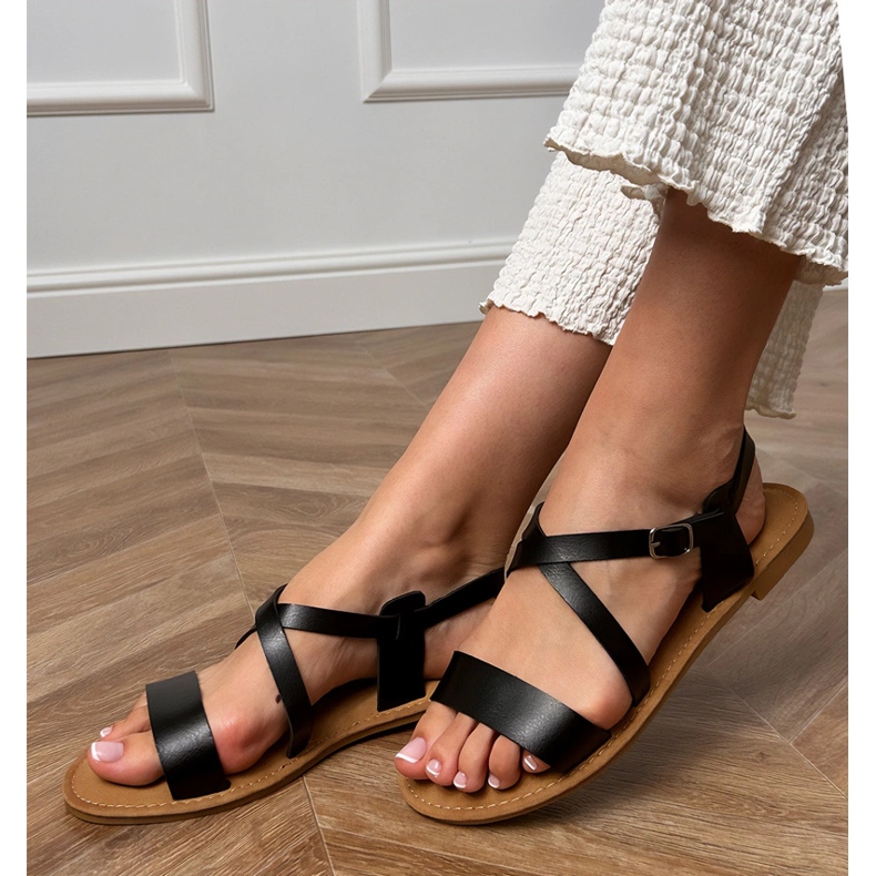 Sandales plates noires avec une ceinture 1