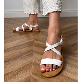 Sandales plates blanches avec une ceinture 3