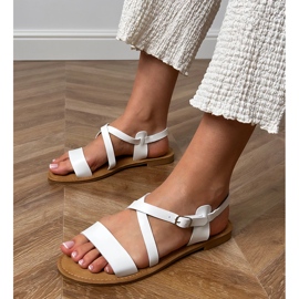 Sandales plates blanches avec une ceinture 1