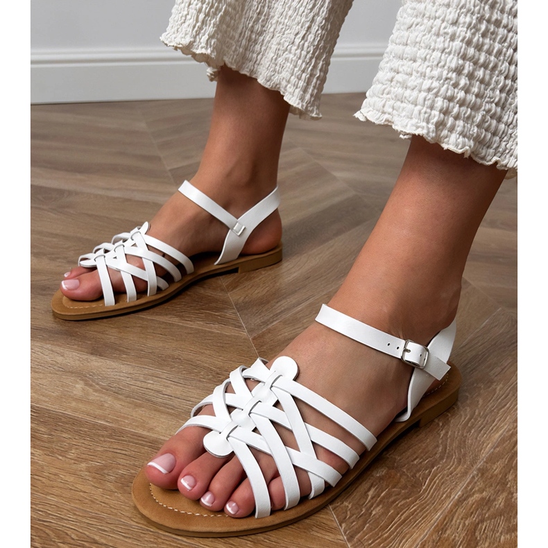 Sandales blanches enveloppées sur une semelle plate 1