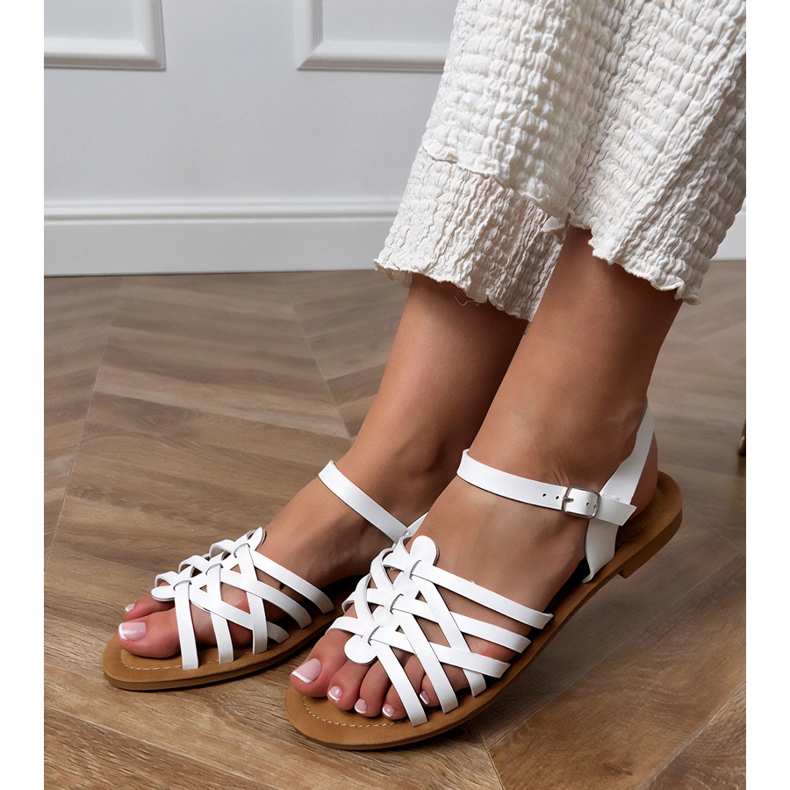 Sandales blanches enveloppées sur une semelle plate 2