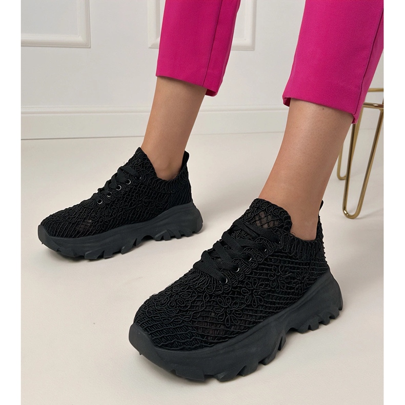 Baskets ouvertes noires sur la plate-forme 1