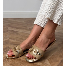 Les tongs dorés avec une décoration dorée sur la ceinture d'or 1 Les tongs dorés avec une décoration dorée sur la ceinture d'or 1