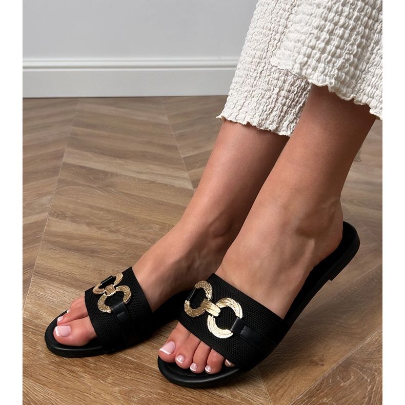 Les tongs noirs avec une décoration dorée sur le bar le noir 1 Les tongs noirs avec une décoration dorée sur le bar le noir 1
