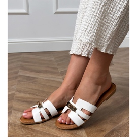 Les tongs blancs avec des découpes sur la ceinture et la décoration dorée blanche 1