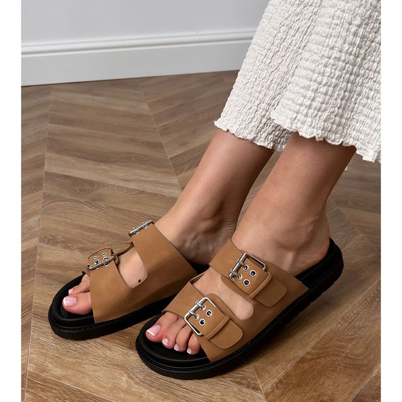 Flip brun -flops avec des pinces sur les rayures 1