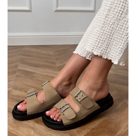 Les tongs verts avec des pinces sur les rayures beige 2