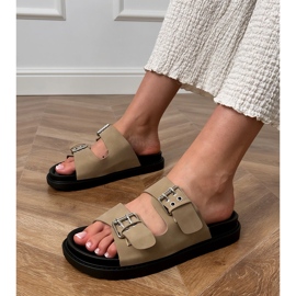 Les tongs verts avec des pinces sur les rayures beige 1