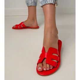 Flip rouge -flops décorés de découpes 3
