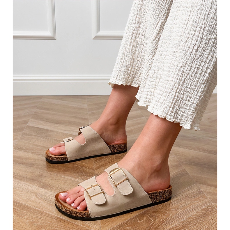 Volets beige avec des pinces sur une semelle en liège 1