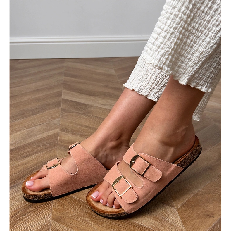 Les tongs roses avec des pinces sur une semelle en liège 1