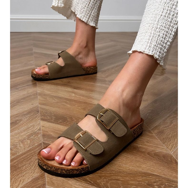 Les tongs verts avec des pinces sur une semelle en liège 2