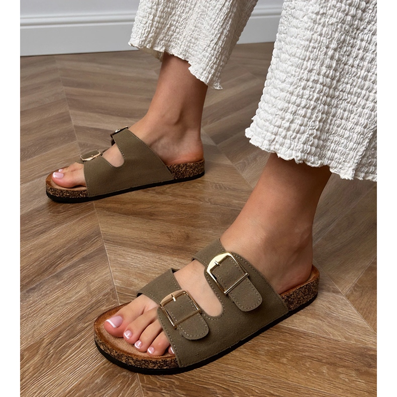 Les tongs verts avec des pinces sur une semelle en liège 1