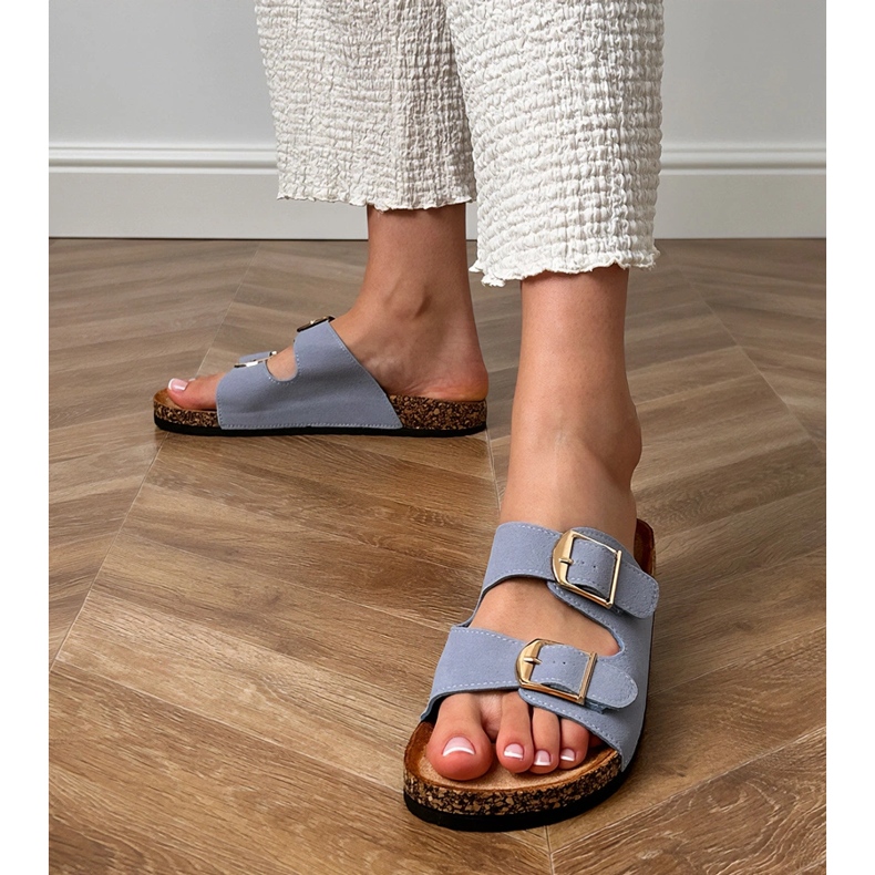 Les tongs bleus avec des pinces sur une semelle en liège 1