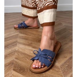 Les tongs bleus avec un arc et une décoration sur les bords 4
