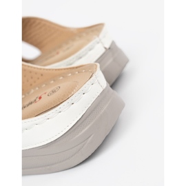 Seastar Les tongs blancs légers sur un coin bas 1