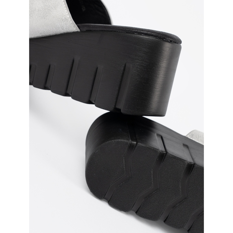Goodin Les tongs en argent sur une plate-forme noire 1