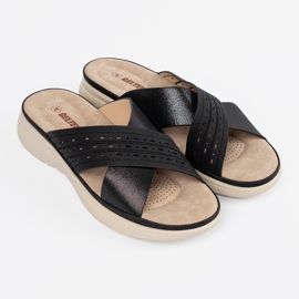 Des pantoufles noires sur la plate-forme 1